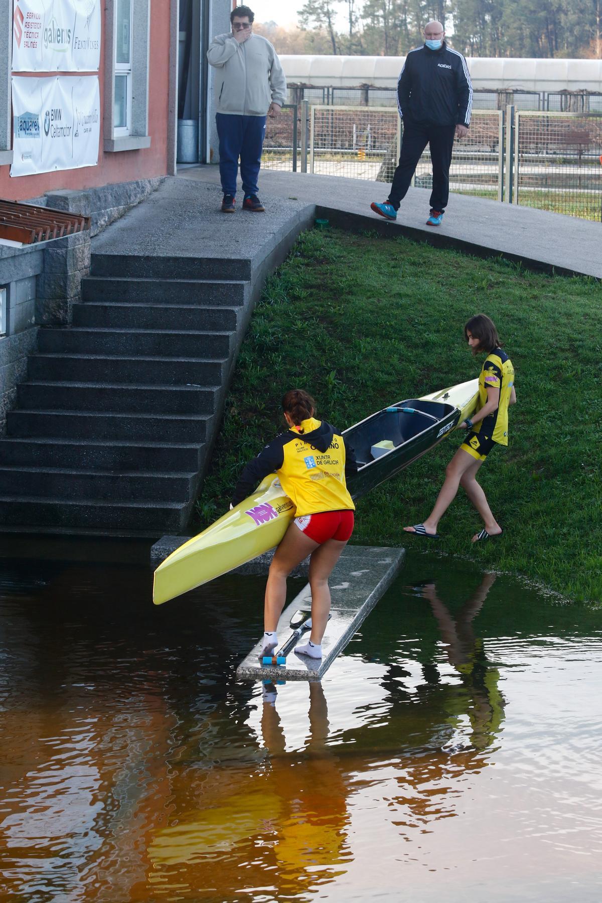 Dos palistas del Náutico O Muíño intentan entrenar tras la inundación de las instalaciones del club