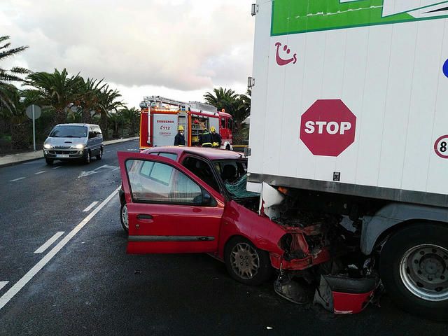 Herido tras una colisión con un camión en Lanzarote