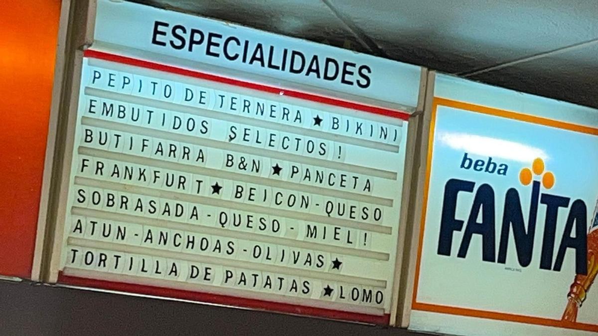 Cartel vintage con las especialidades del bar.