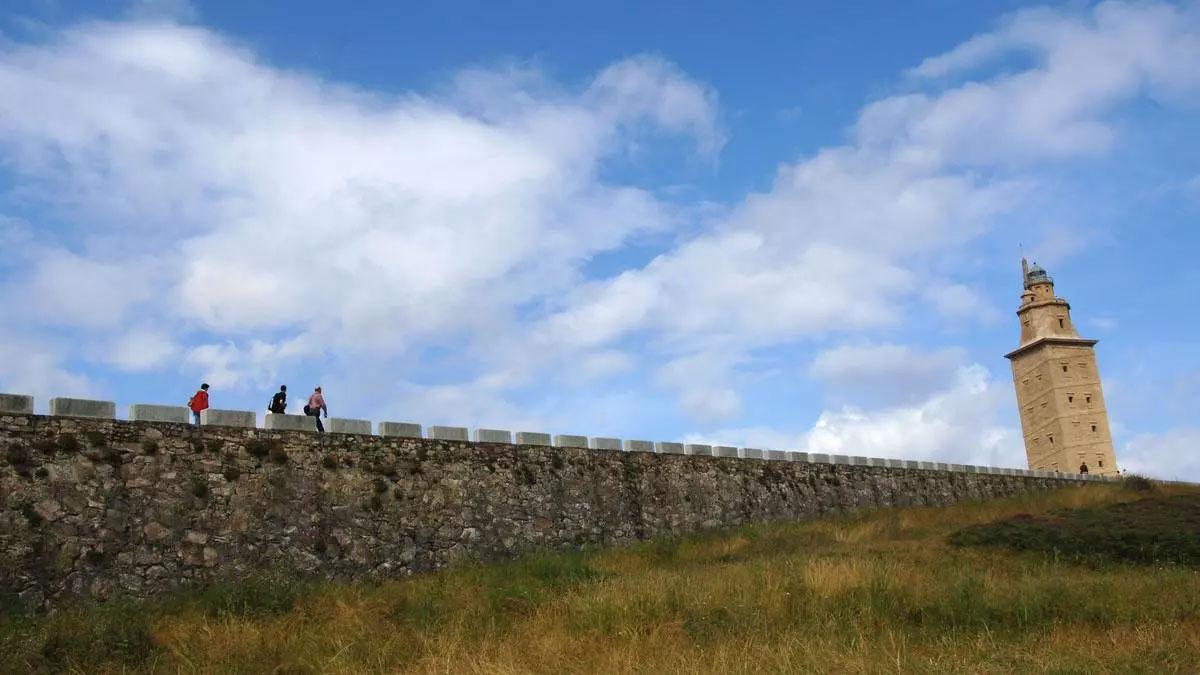 Vista de la Torre de Hércules en una jornada con nubes y claros en A Coruña.
