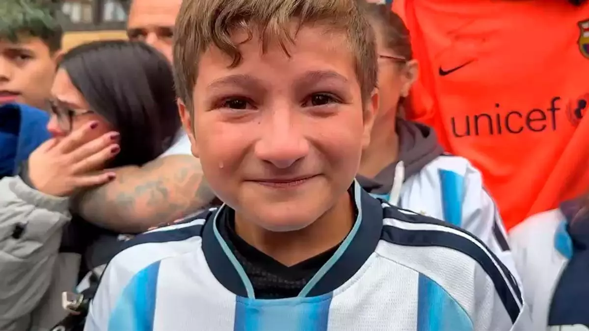 Las lágrimas y la emoción del pequeño Joaquín después de que Messi le firmara una camiseta a las puertas del hotel de La Reconquista: "Significa todo para mí y doy gracias"