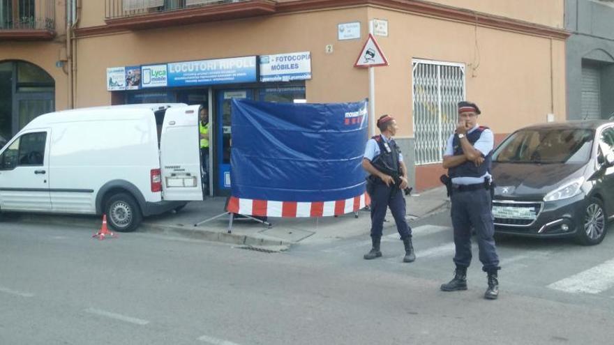 Agents dels Mossos d&#039;Esquadra custodien la porta d&#039;un locutori de Ripoll escorcollat en relació als atemptats de Barcelona i Cambrils