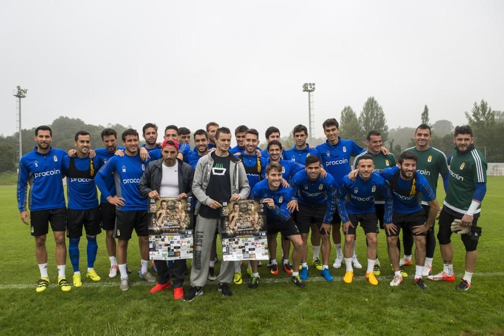 Entrenamiento del Real Oviedo con la visita del boxeador Aitor Nieto