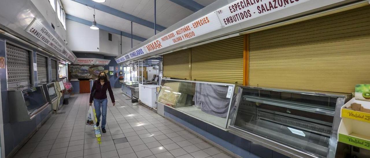 Puestos cerrados en el mercado municipal de Benalúa, en una imagen de este lunes