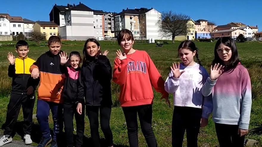 Alumnado de La Espina en un fotograma del vídeo &quot;Planeta La Espina&quot;, ganador del concurso en asturiano