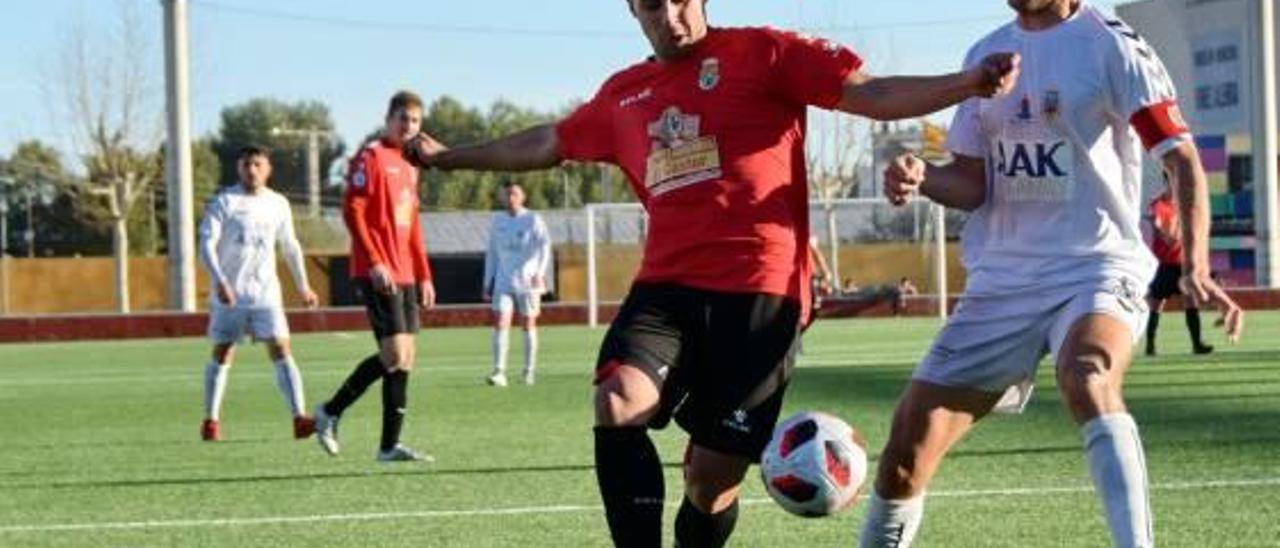 Berna pugna por el balón ante un rival del Jove Espanyol.