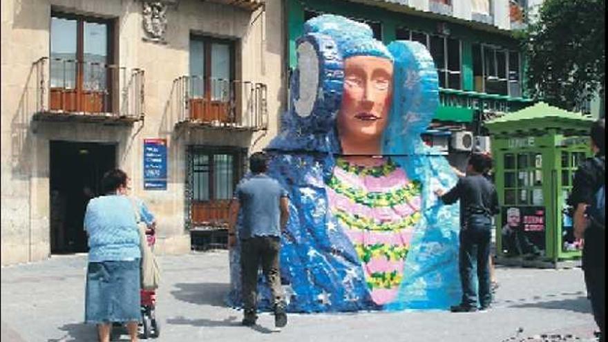 Imagen de

 una de las esculturas sobre la Dama que se expusieron en la calle, realizada por la pintora Pepa Ferrández