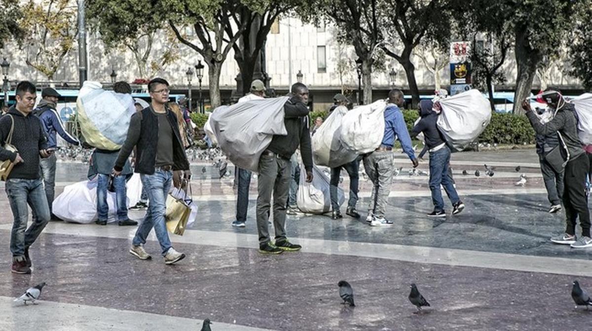 Un grup de manters a la plaça de Catalunya.