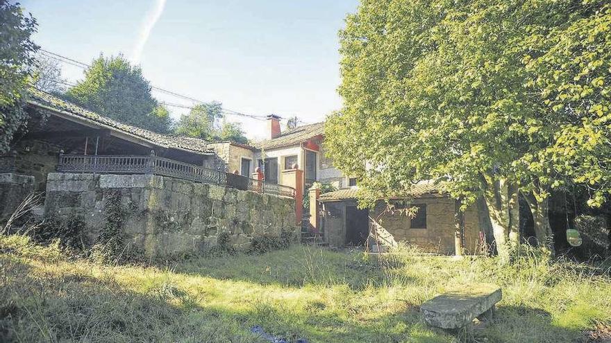 Vista de la vivienda de Santa Mariña, en Vilagarcía, que sale a subasta el próximo martes en Madrid.