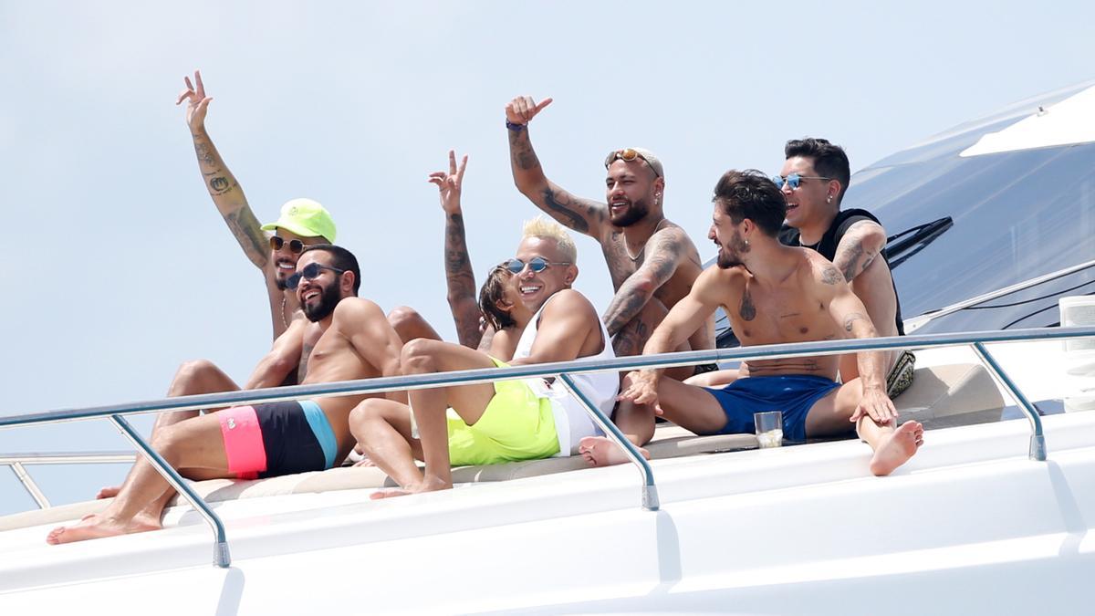 Neymar navega con un grupo de amigos en Ibiza