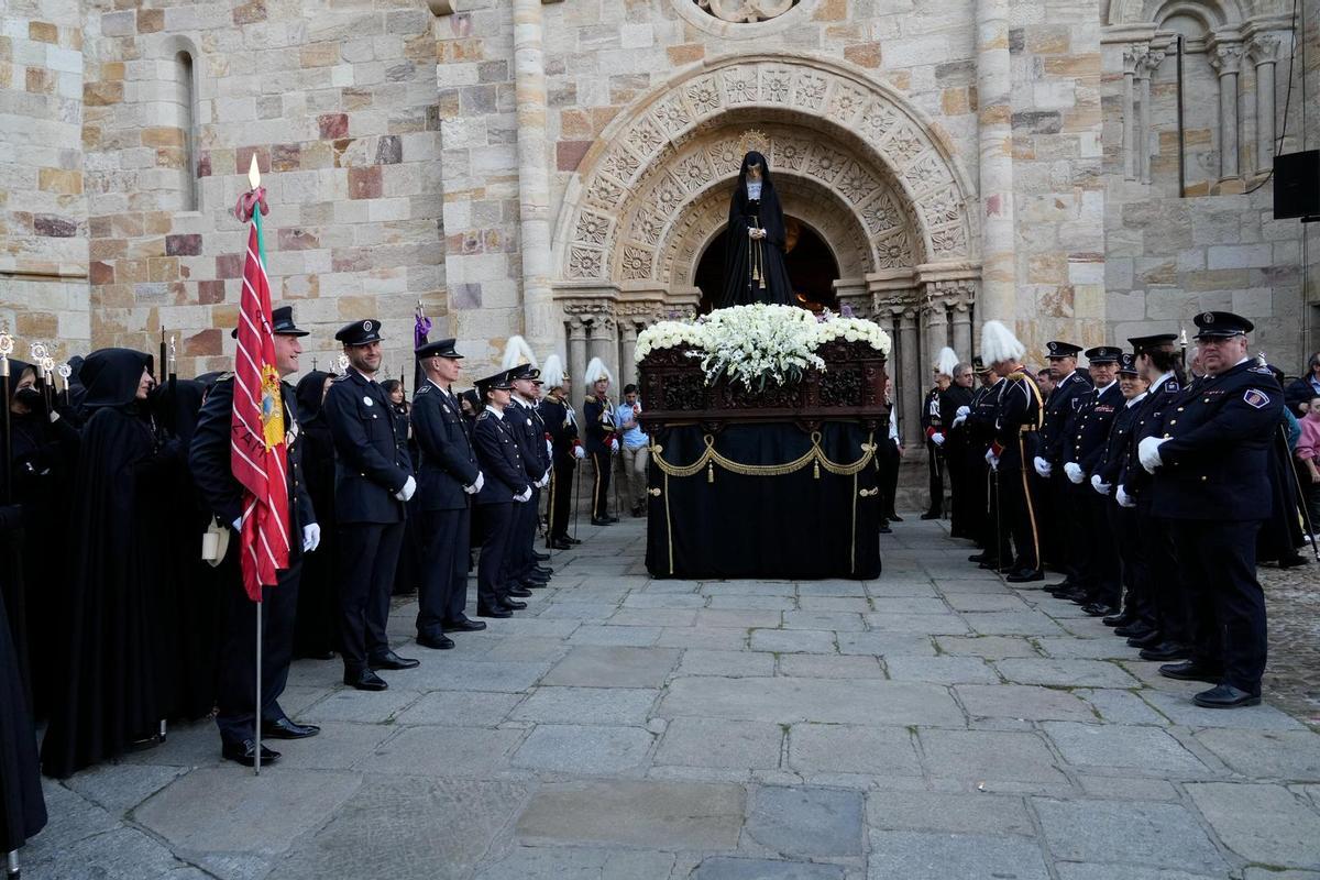 GALERÍA | Zamora acompaña a La Soledad en una de las noches más sobrecogedoras de la Semana Santa