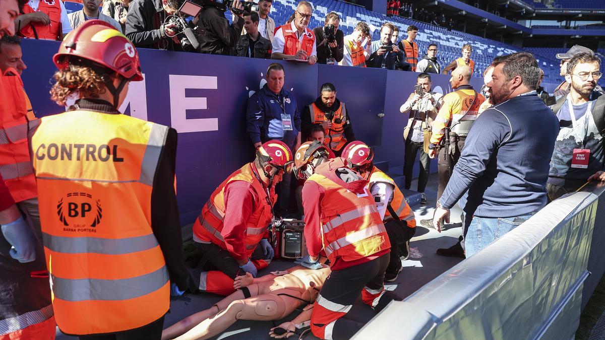 Los servicios de emergencia atienden a un herido durante el simulacro