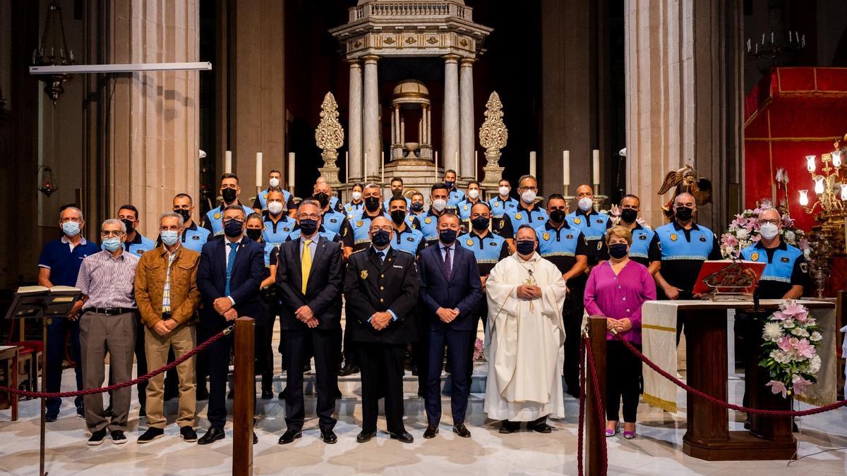 Autoridades, homenajeados y nuevos funcionarios.