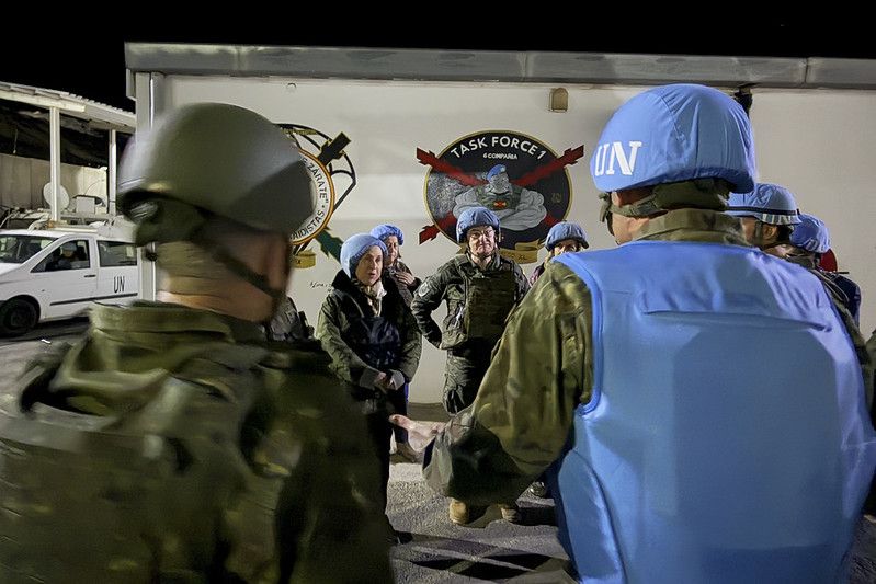 La ministra Robles visita a los soldados de la Brigada X en Líbano