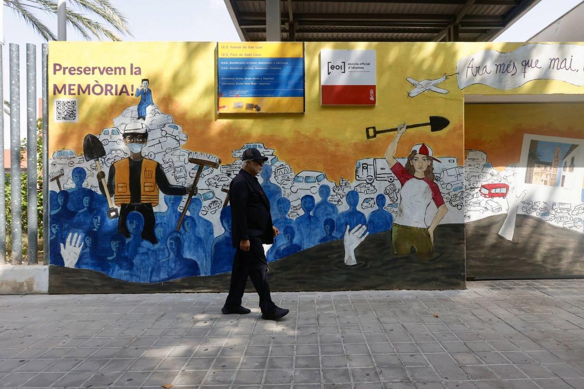 Valencia. - En València, atención a medios por la inauguración en el IES Font de Sant Lluís de un mural exterior de grandes dimensiones realizado por el alumnado del Bachillerato Artístico en recuerdo de la dana, con la presencia de representantes de las asociaciones de víctimas. Puerta del IES Fuente de San Luis . VLC