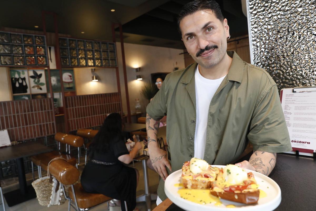 Luis González, con unos huevos beneditc en Cáscara, en Luanco