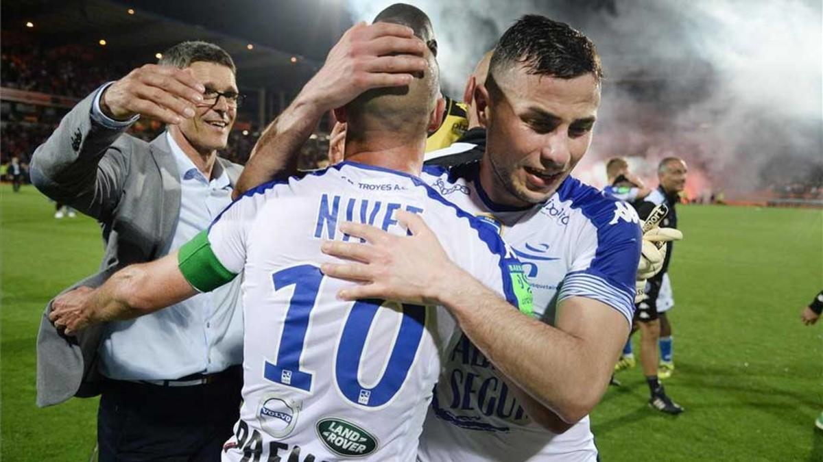 Los jugadores del Troyes, celebrando el ascenso