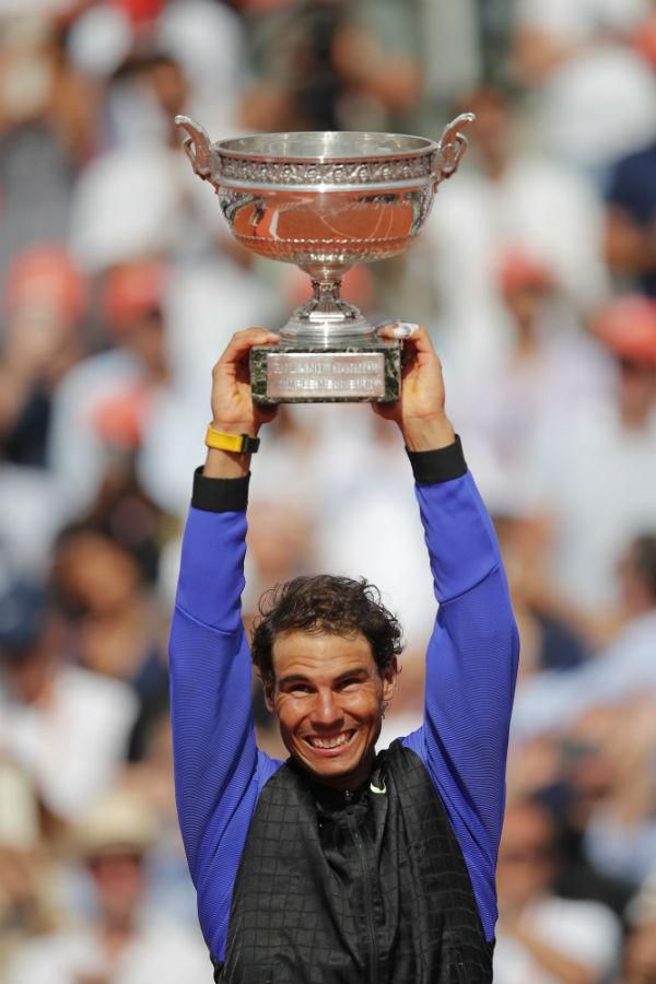 Rafa Nadal levanta el trofeo de Roland Garros