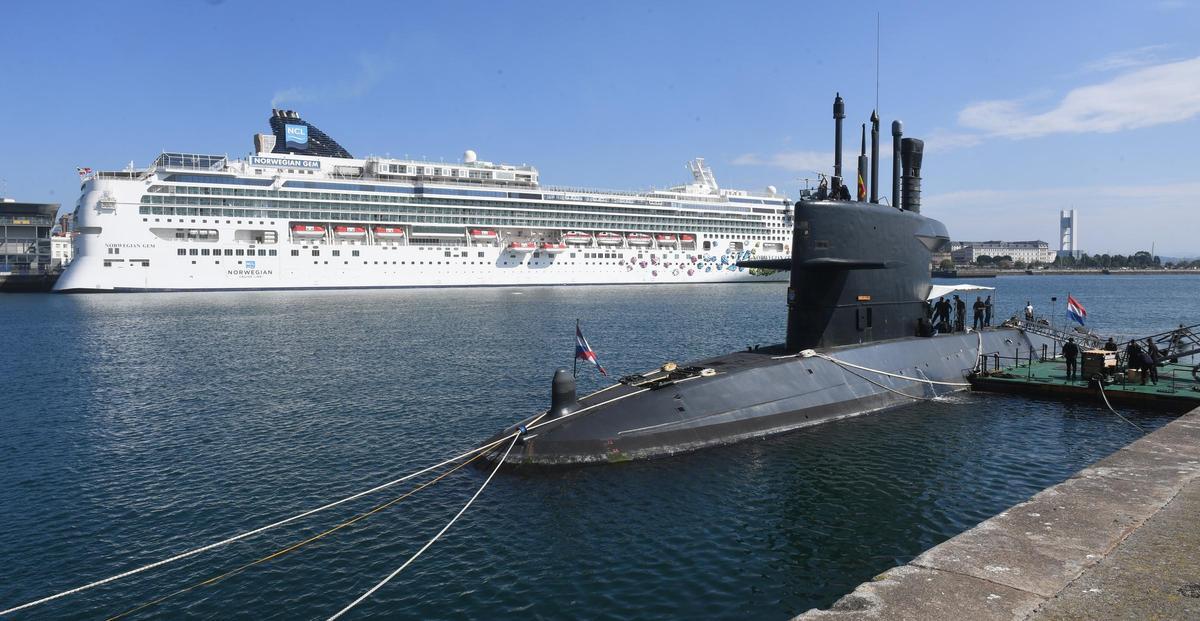 Un submarino, un buque de guerra y dos cruceros visitan el puerto de A Coruña