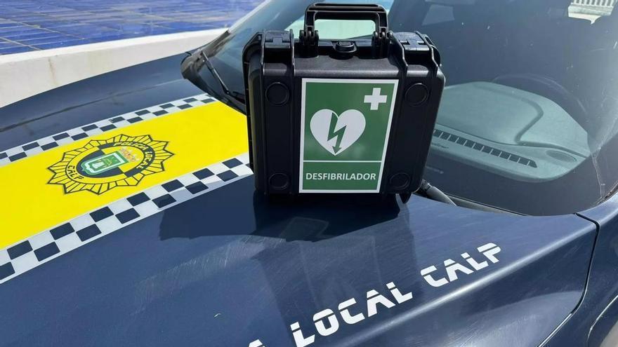La Policía Local de Calp salva la vida con el desfibrilador a una vecina de 65 años que sufrió una parada cardiorespiratoria