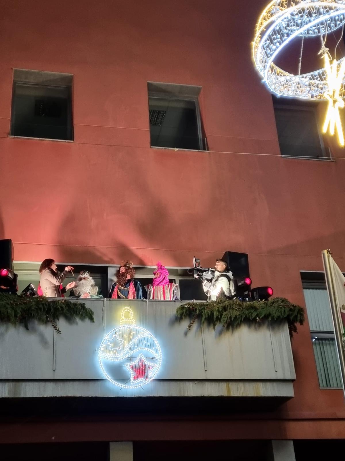 Sus Majestades en el balcón del Ayuntamiento.