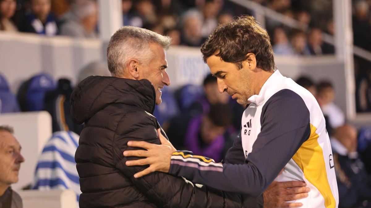 Vicente Parras saluda a Raúl González antes del Alcoyano - Castilla de la primera vuelta en El Collao.