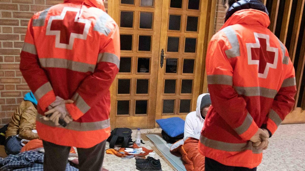 Dos voluntarios de Cruz Roja en Castelló.