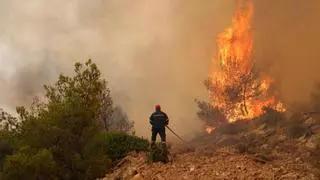 Ola de incendios en el Mediterráneo: las altas temperaturas y el viento castigan Grecia, Italia y Argelia