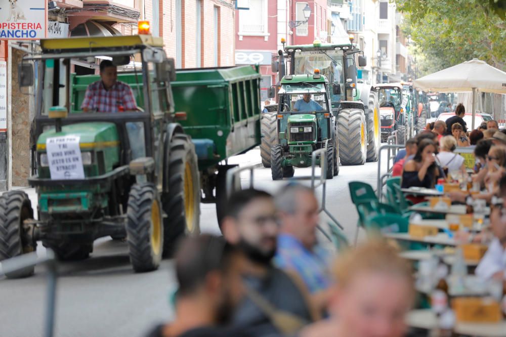 Instante de la tractorada de protesta en Requena.