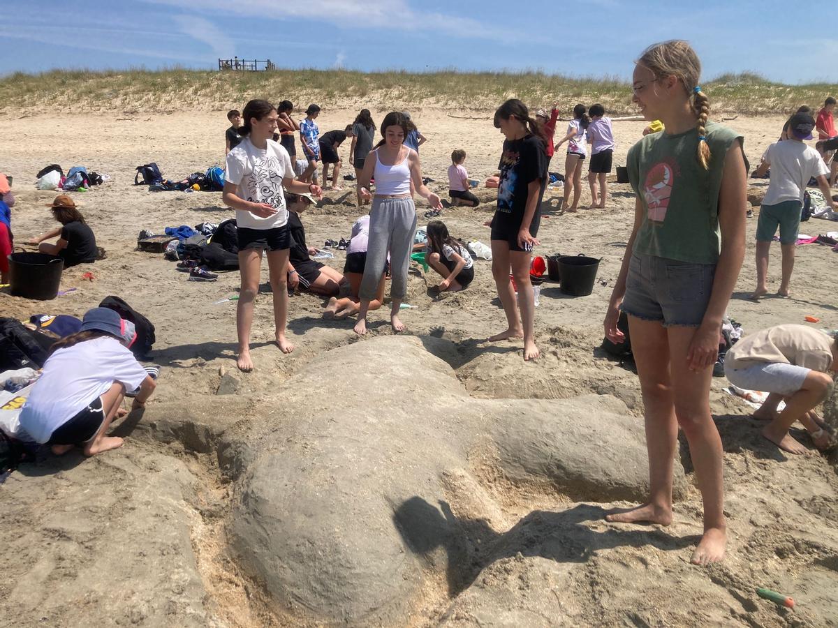 Los alumnos tomaron la playa de A Lanzada, ayer.   | //  FDV