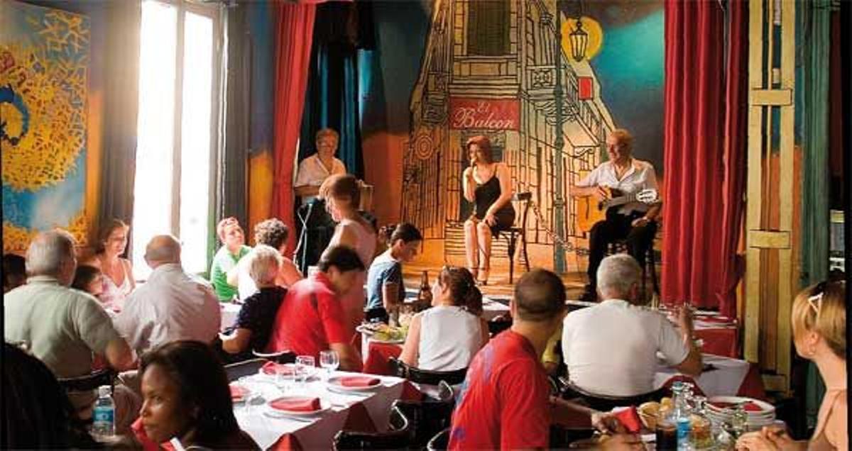 Los restaurantes de la Plaza Dorrego ofrecen espectáculos musicales en directo.