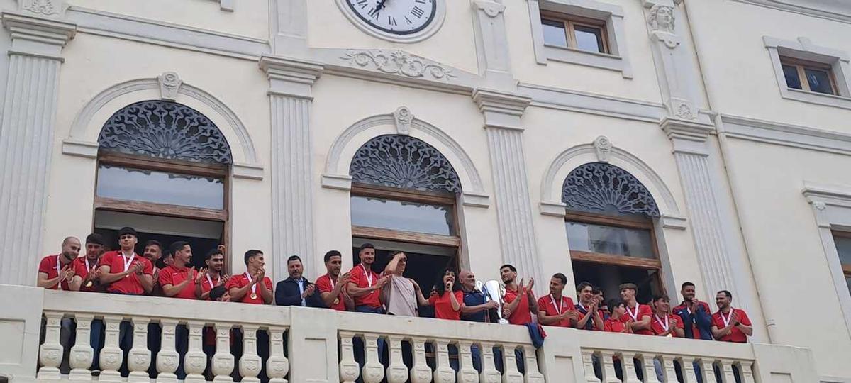 Carlos Espí con el equipo y la alcaldesa, en el balcón del ayuntamiento de Tavernes de la Valldigna