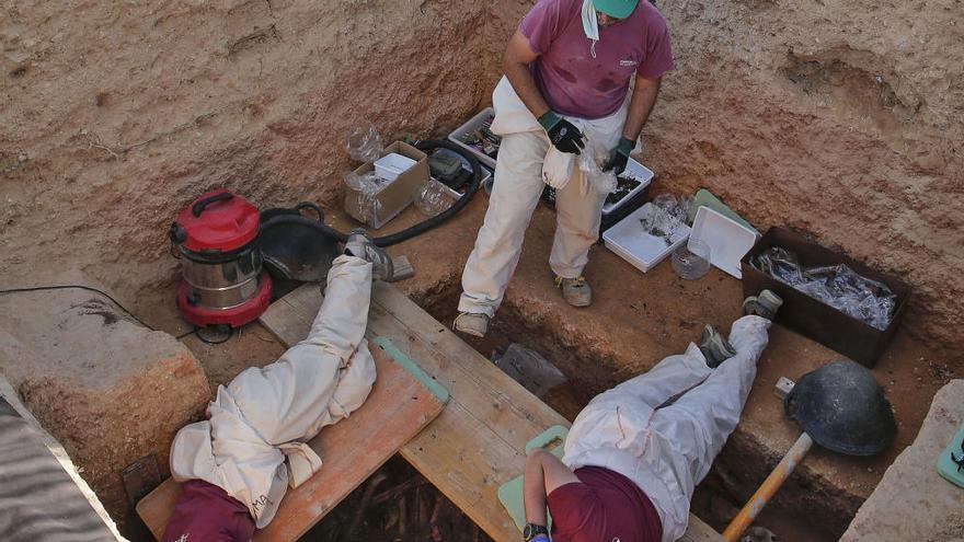 El Consell priorizará el pago para exhumar las 300 fosas del franquismo en doce años