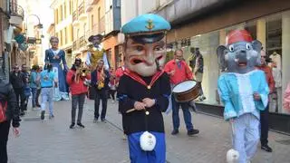 El pasacalles de Gigantes y Cabezudos llena de vida el corazón de Benavente, en La Veguilla