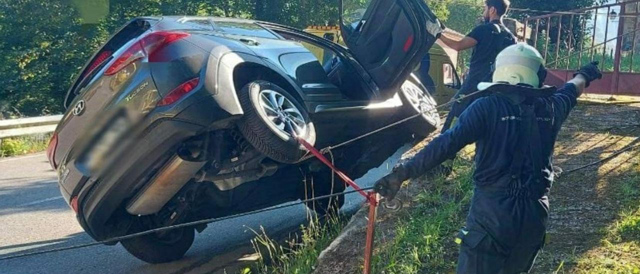 Los bomberos intervienen de urgencia en el coche accidentado en Cabrales. | Sepa