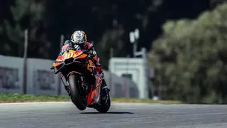 Pedro Acosta acosa a Marc Márquez en la casa de KTM