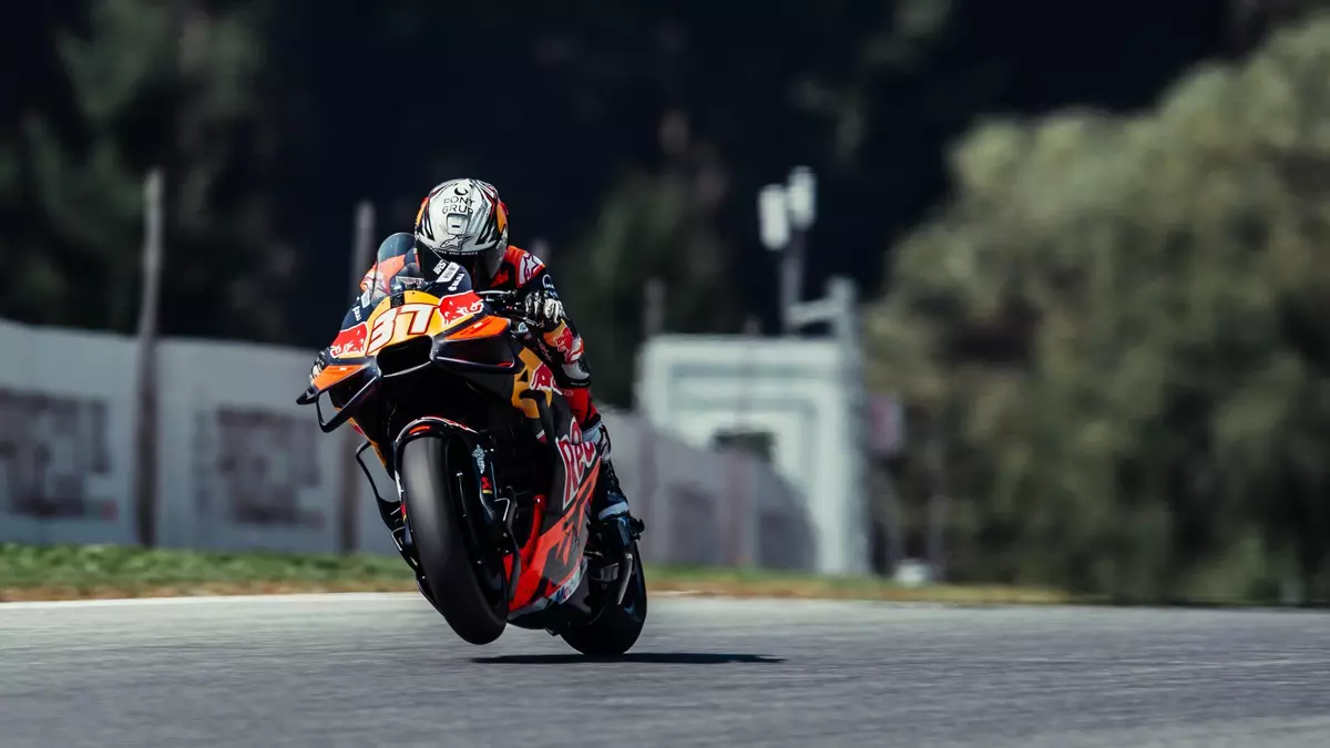 Pedro Acosta acosa a Marc Márquez en la casa de KTM