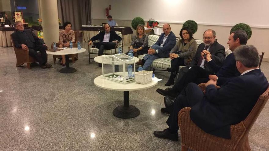 Fernando Ahijón (presidente de la Asociación de Campings de Madrid), Marta Santamarina (periodista especializada), Raúl Vaquero (presidente de Aseicar), Ana Beriain (presidenta de la Federación de Empresarios), Pablo Alonso (presidente de la Asociación Camping Cantabria), Charo Fernández (alcaldesa de Ribadesella), Luis Valdés (profesor de Economía de la Universidad de Oviedo), Ricardo Soto (deportista y empresario de turismo activo) y Ramón Álvarez (presidente de la Asociación de Campings de Asturias), ayer, en Cangas de Onís.