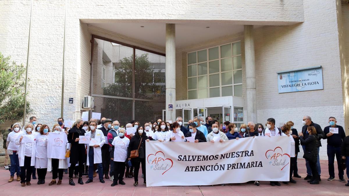 Protesta de los sanitarios de Atención Primaria frente al centro de salud de La Flota