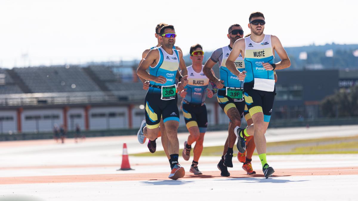 Triatletas del club de Ontinyent en la prueba en el circuito Ricardo Tormo.