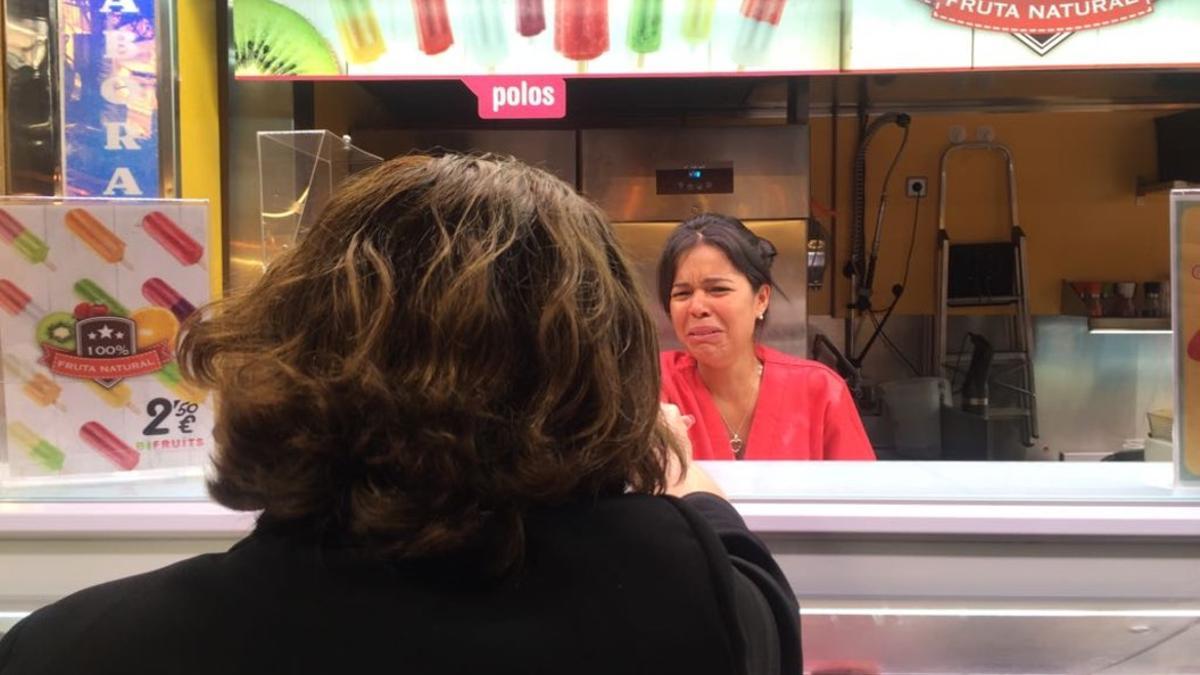 Ada Colau saluda a una vendedora de la Boqueria.