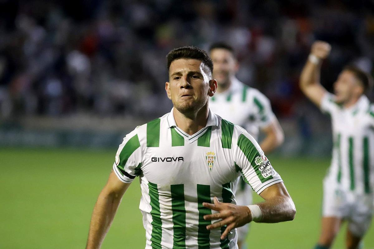 Allberto Toril celebra un gol en El Arcángel esta temporada.