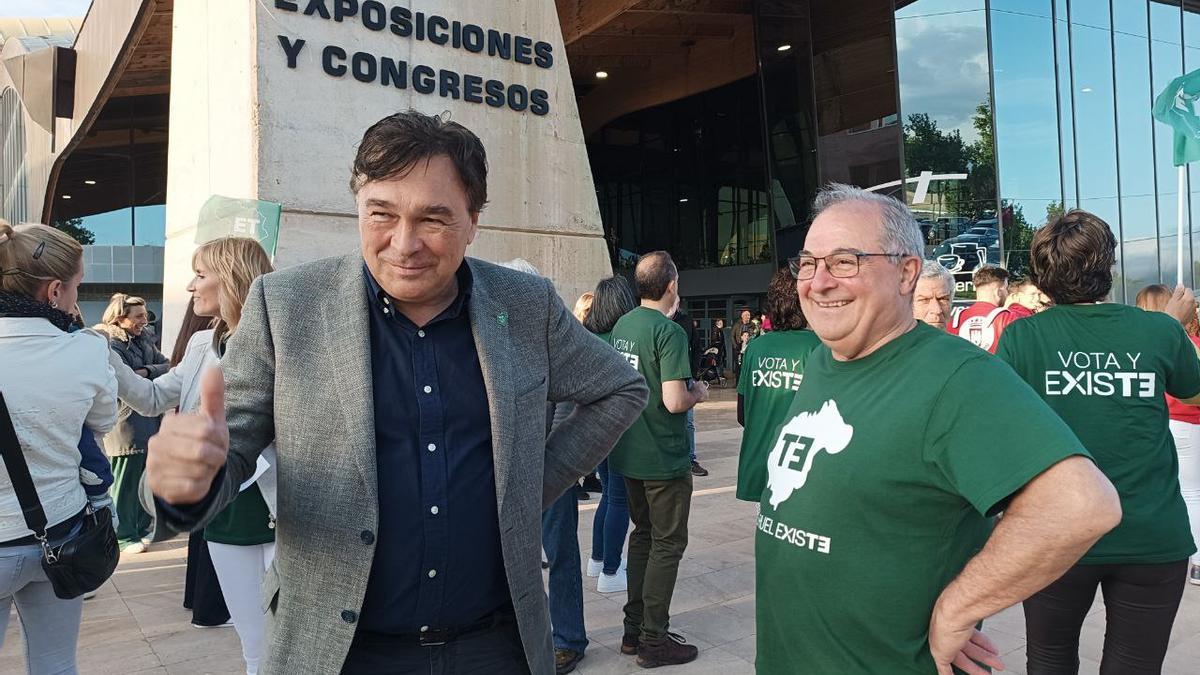 Guitarte da su aprobación con el pulgar antes de entrar al cierre de la campaña electoral de Teruel Existe en el Palacio de Congresos de la capital turolense.