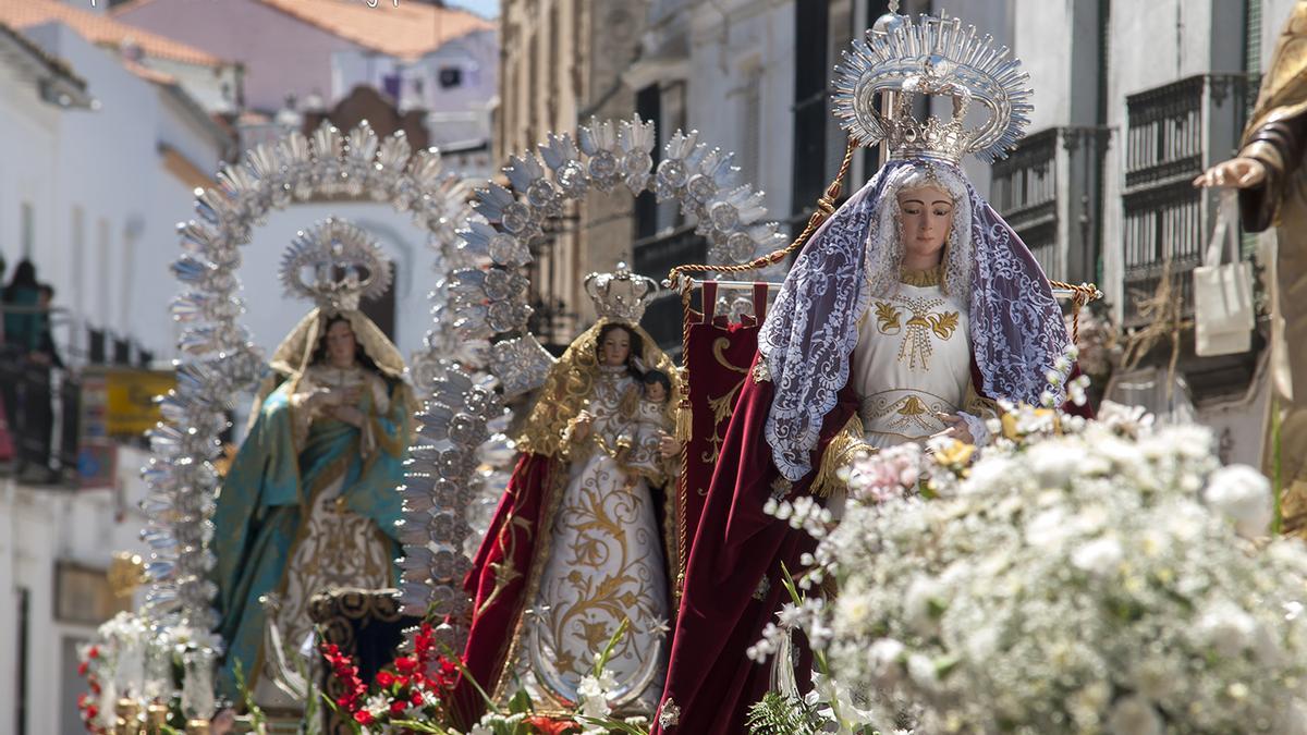 Las imágenes de las Vírgenes acompañan al Corpus Christi en la procesión magna.