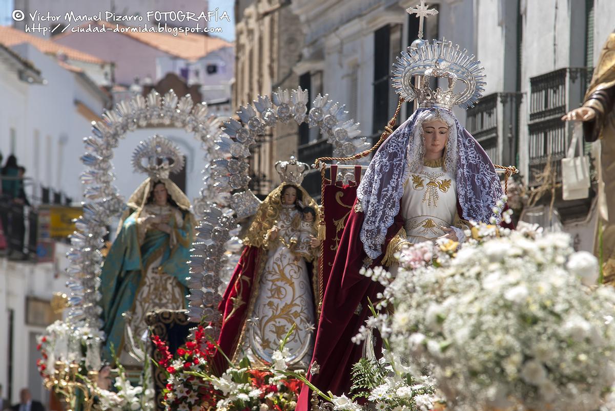 Las imágenes de las Vírgenes acompañan al Corpus Christi en la procesión magna.