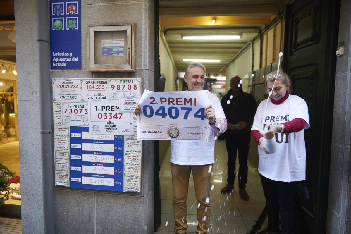 Celebración en la administración de lotería número 1 de Olot, donde se ha vendido el segundo premio.