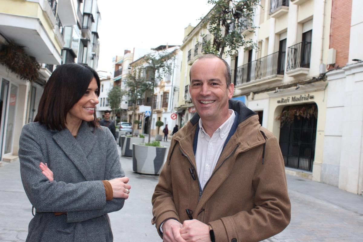 Ana Jiménez y Valeriano Rosales, en la Puerta de Aguilar de Montilla.