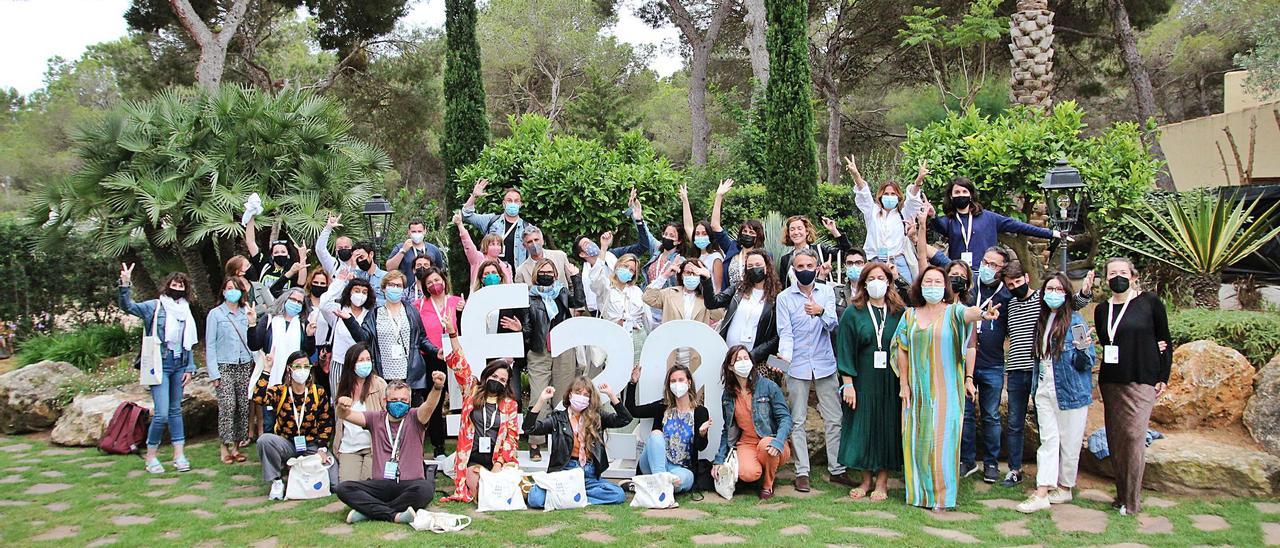 Foto de familia de los asistentes y los ponentes de esta última edición del certamen en el jardín del hotel Casbah.