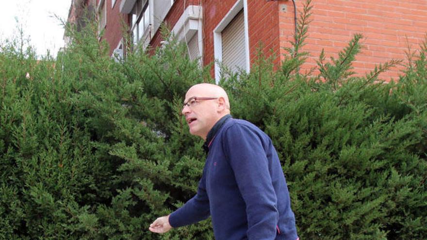 Alfonso Cantos, director del colegio público de Primaria Pablo Ruiz Picasso, muestra la verja del recreo por la que introducen litronas y porros.