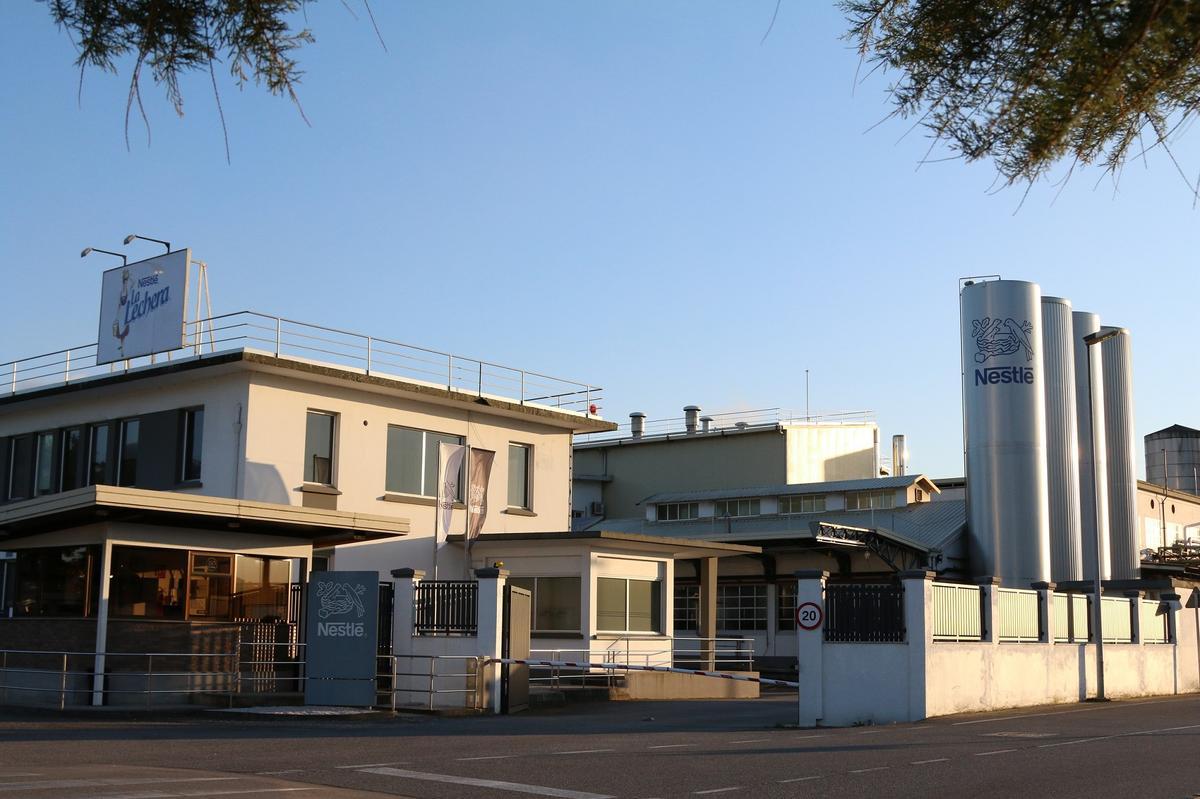 Las instalaciones asentadas  a orillas del Ulla.